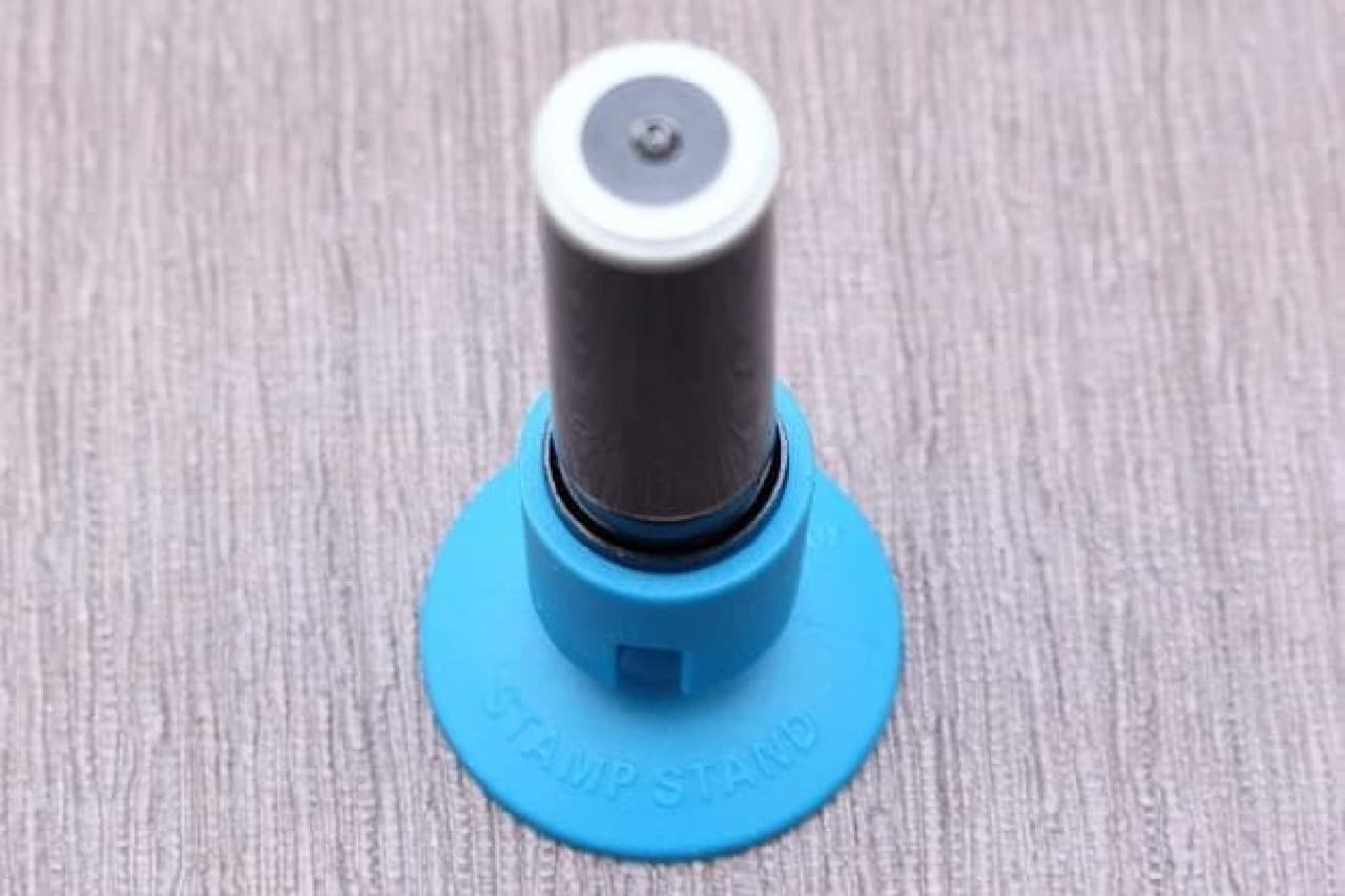 Easy to stamp with one handHundred yen store "Pitatto stamp stand
