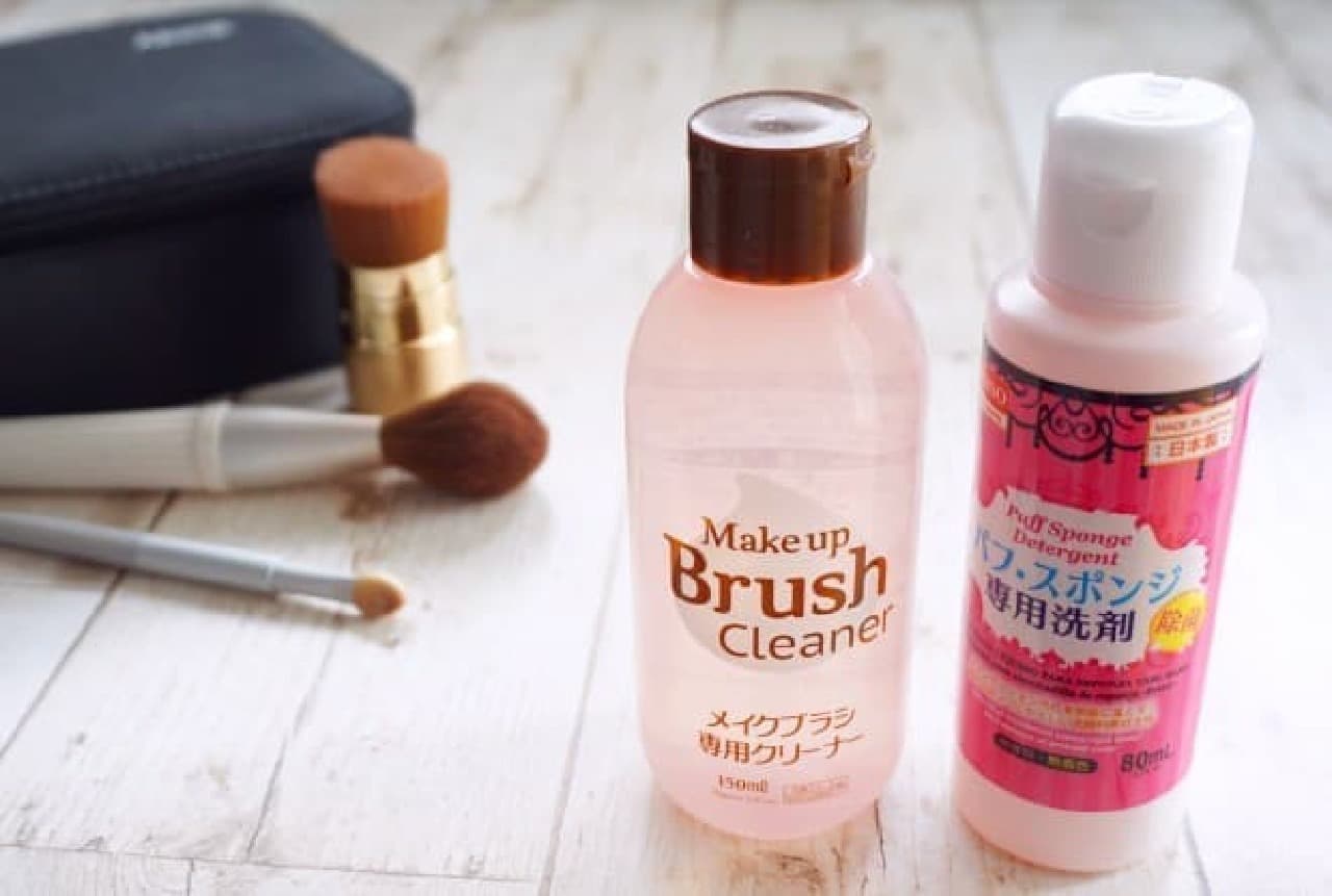 Work is paid for makeup. Daiso's makeup brush and puff cleaner are