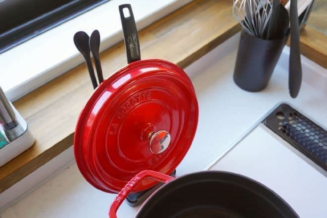 "TOWER" ladle stand that also supports heavy pot lids Eliminates