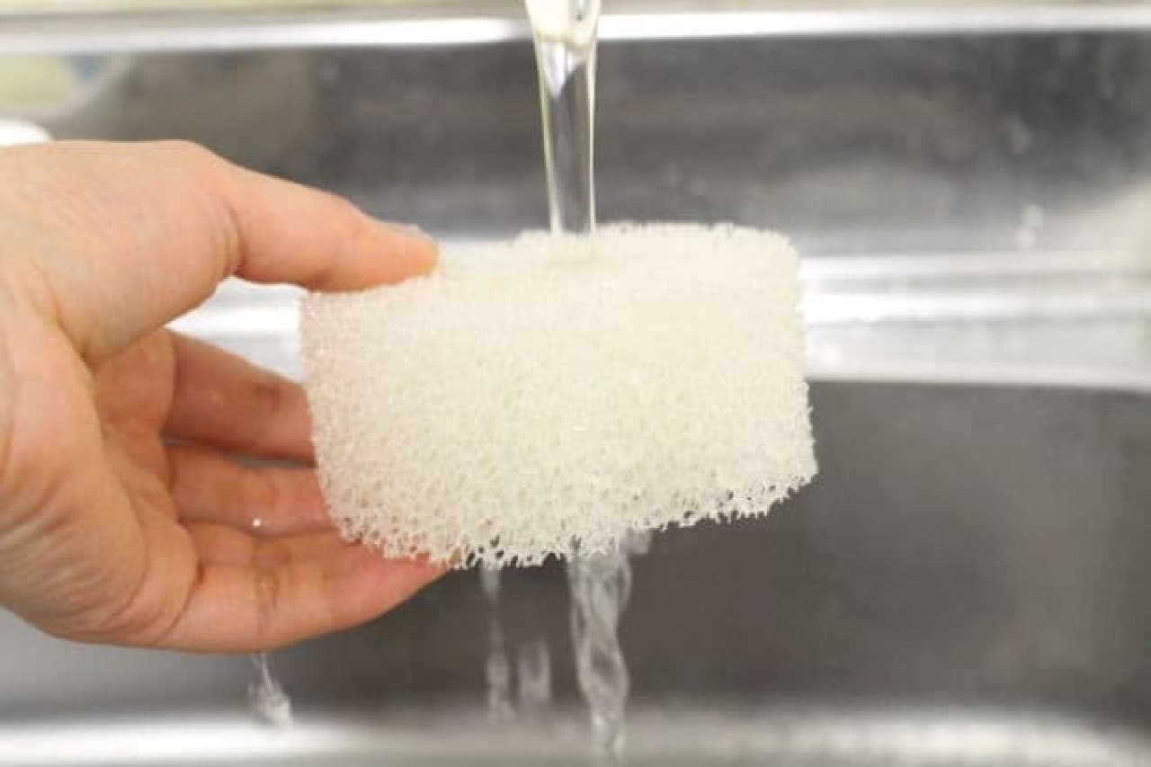 Excellent drainage, no holder required! Daiso "quickdrying sponge" is