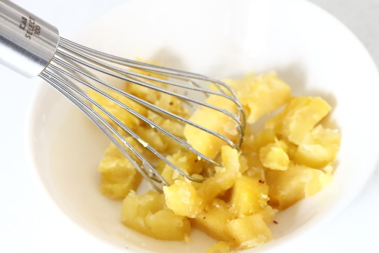 Also for making hot cakes! Kai's mini whisk is convenientquickly