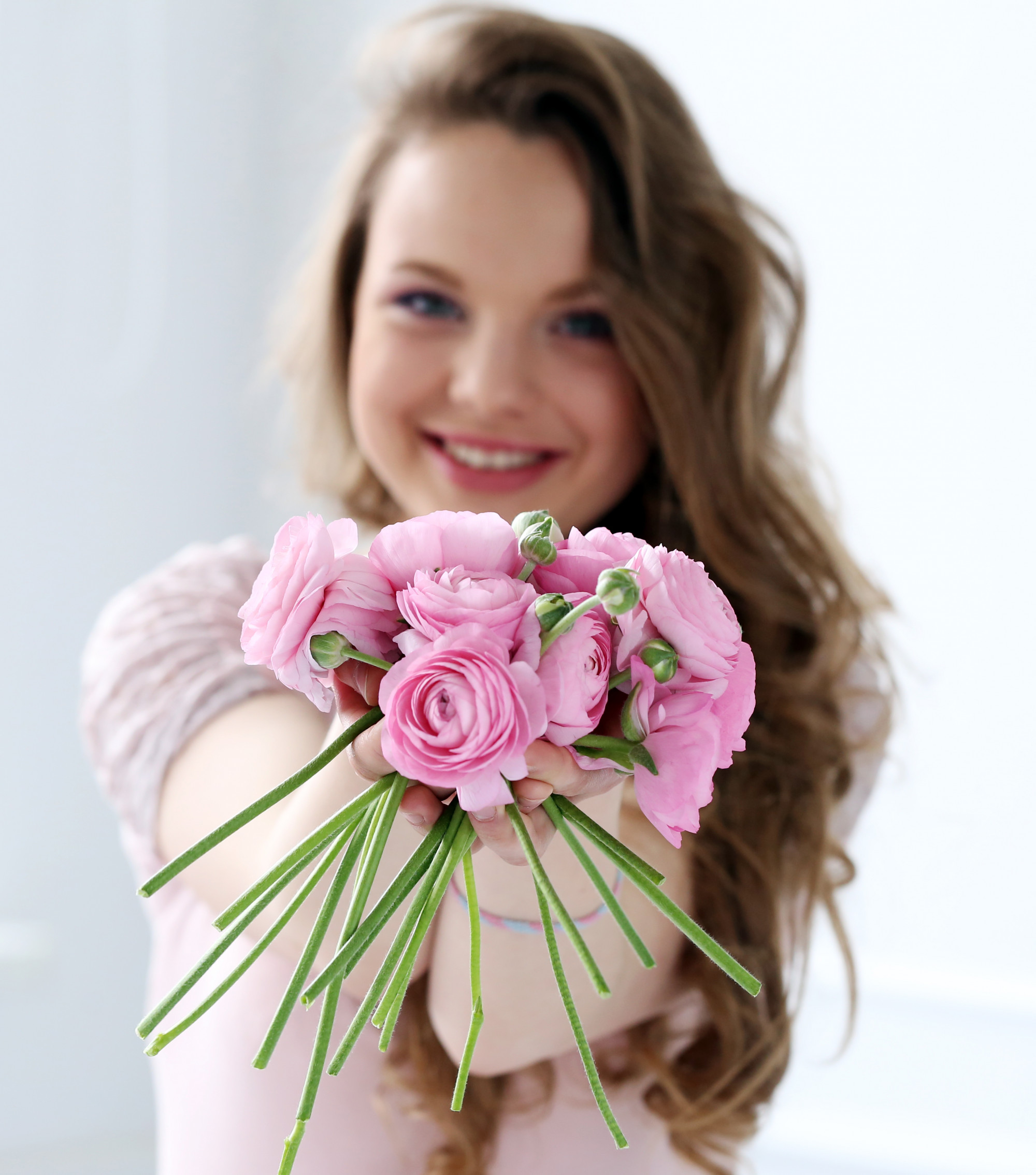 Bella mujer con flores Foto Gratis