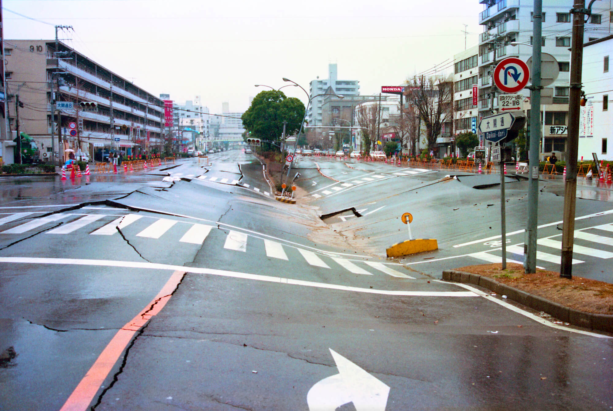 車両保険は地震で車が壊れたら使える？車両保険の地震特約についても解説