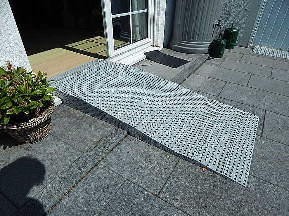 KunststoffRampe für Rollstühle ( steckbar + anpassbar )