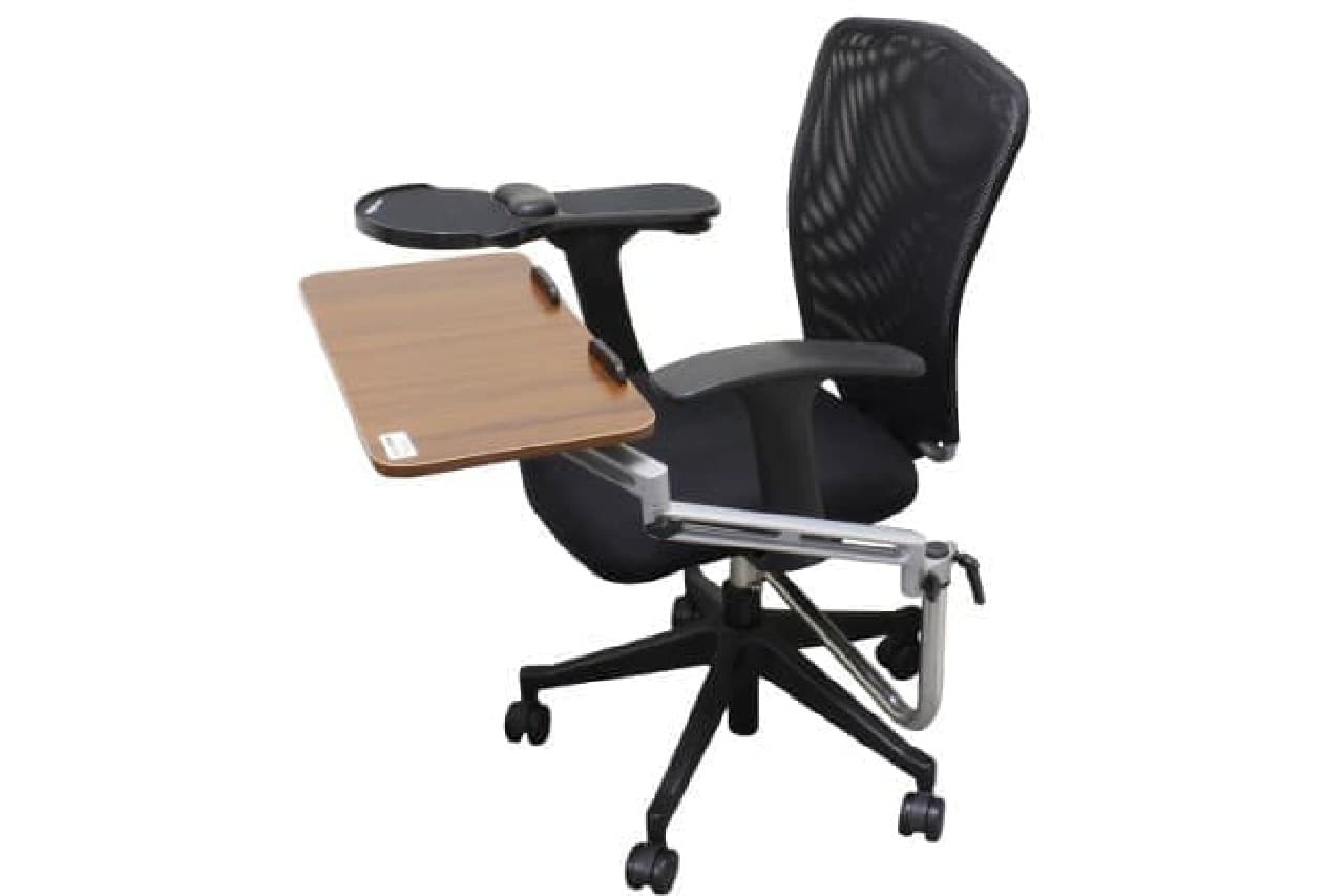 「君の机、もうないよ」と言われても大丈夫―椅子をデスクにするコレがあればね！ [インターネットコム]