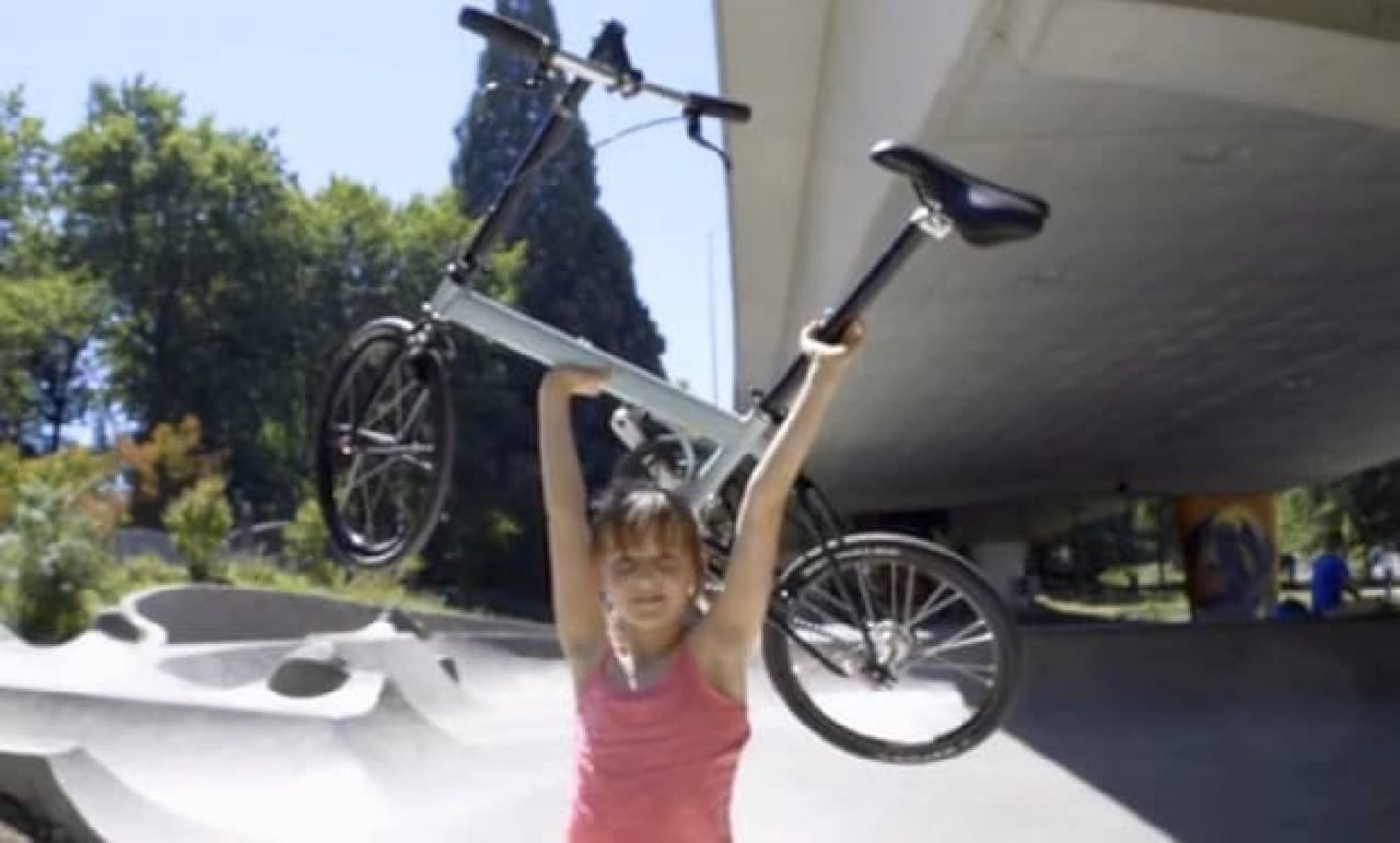 重さ6.8キロ！バックパックに入る折り畳み自転車「pakiT」Elite [インターネットコム]