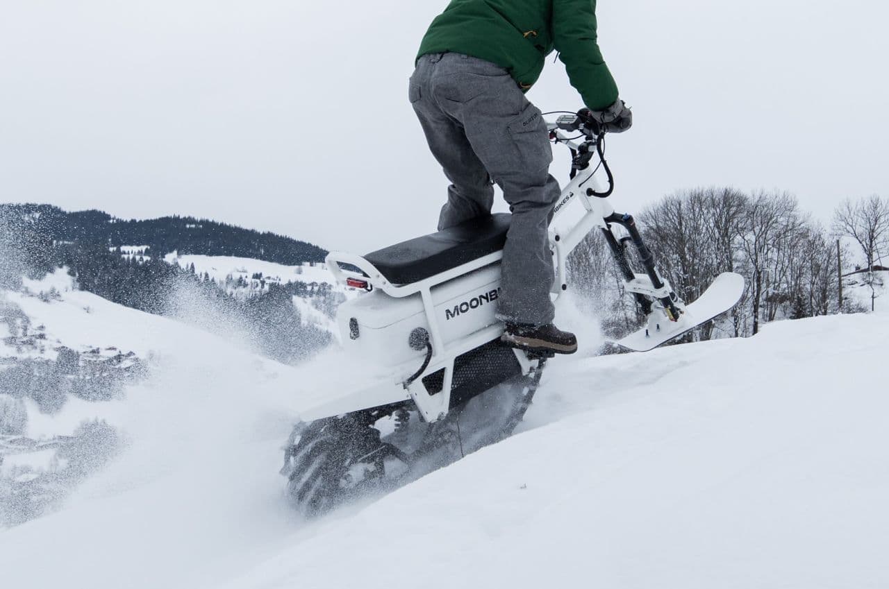 電動スノーバイク「MoonBikes」予約開始 従来のスノーモービルよりも軽く 静かに走行できる [インターネットコム]
