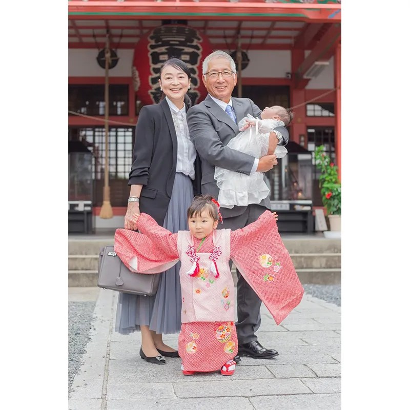 お宮参りの服装マナーは？ママ・パパ、赤ちゃん、祖父母のコーデ例SNAP集｜VERY