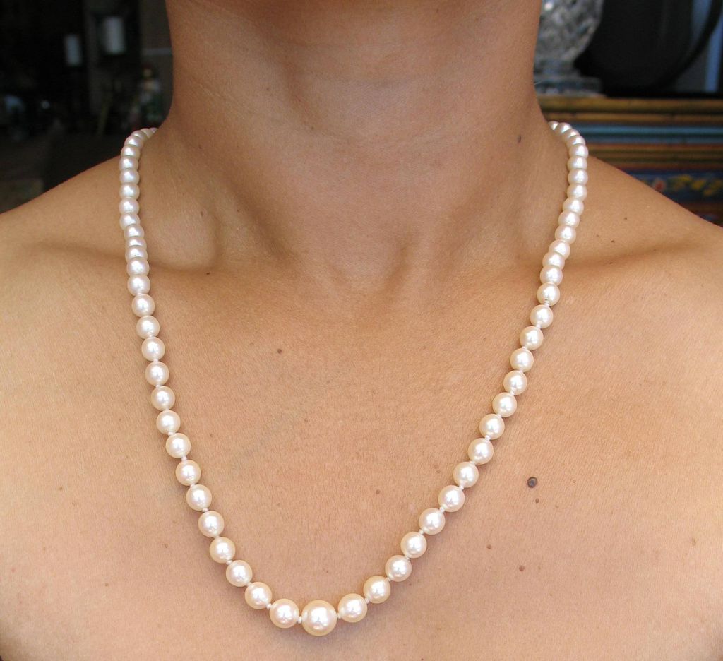 Vintage Graduated Pearls Necklace in 14k white gold clasp with from