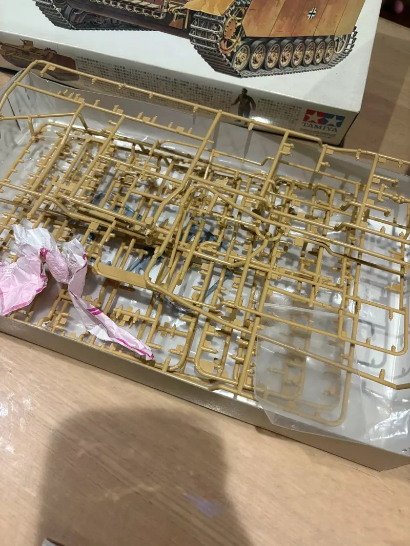 《賣戰車模型遇詐騙》客人主張零件瑕疵要求退貨 內容物卻被掉包成垃圾了