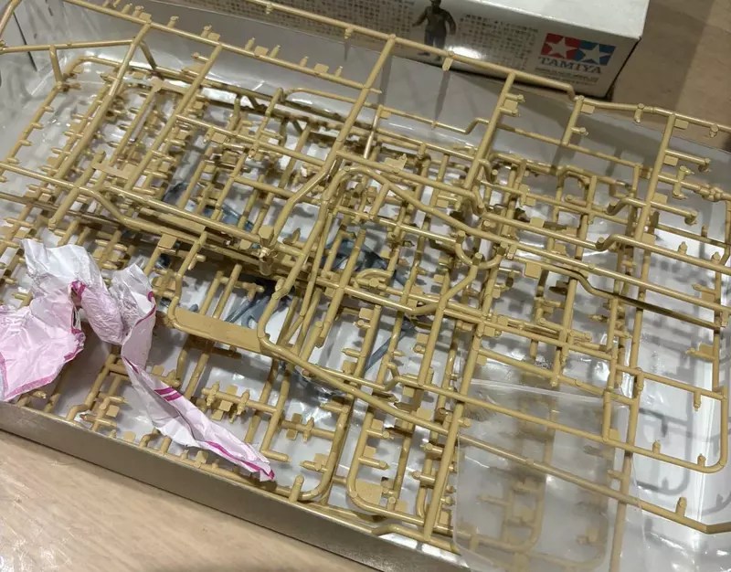《賣戰車模型遇詐騙》客人主張零件瑕疵要求退貨 內容物卻被掉包成垃圾了