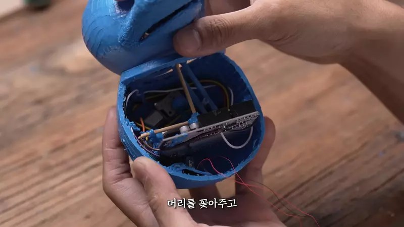 用3D列印筆做出《可達鴨》還原精靈寶可夢中那傻呼呼的模樣，還貼心的附加了充電擺動功能