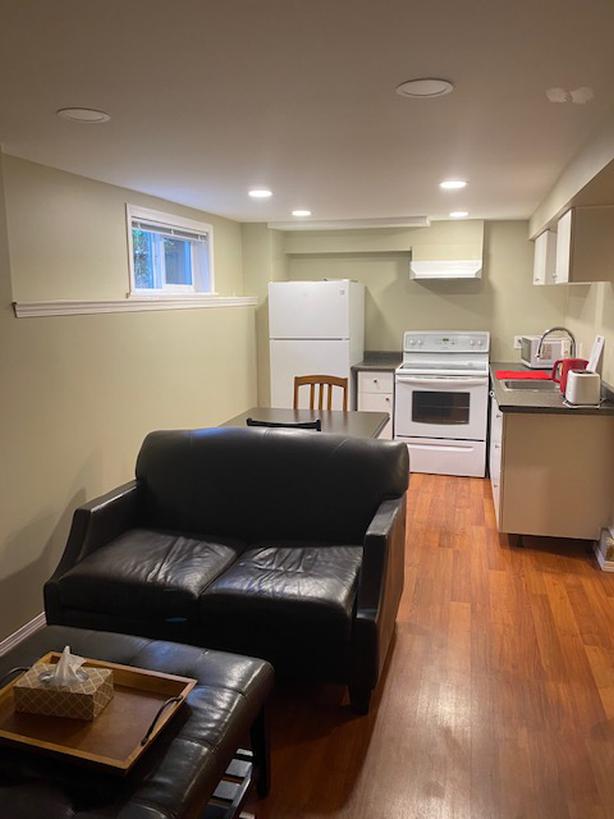 Cozy Cadboro Bay Near UVIC 1bed suite for rent (semifurnished or