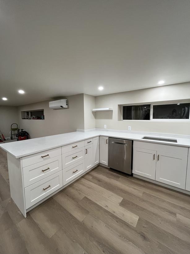 Bright 2 bed 1 bath suite in Sidney Classifieds for Jobs, Rentals