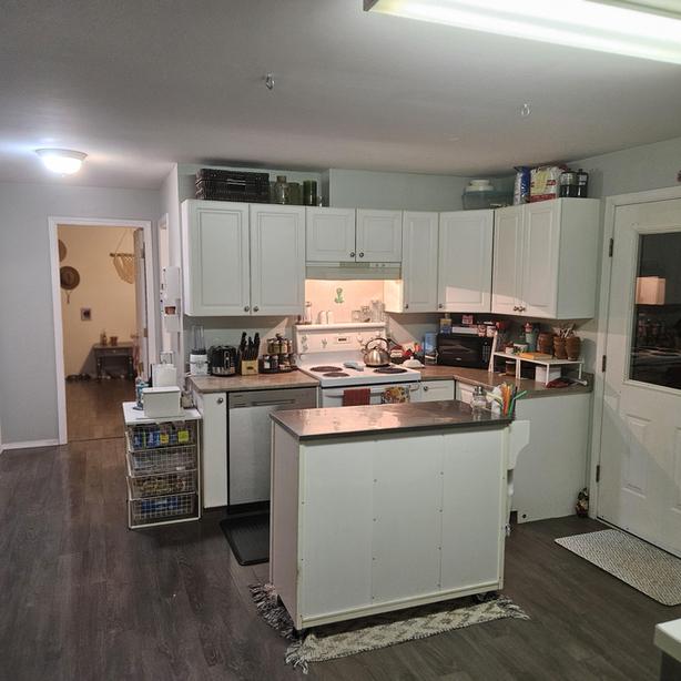3 Bed 1 Bath near McKenzie /Quadra / Spacious & modern/ Storage