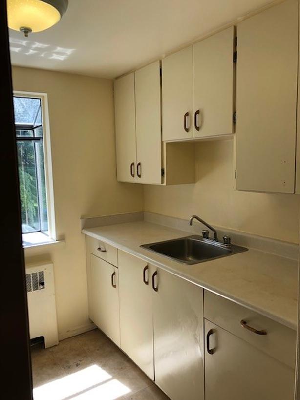 1 bedroom top floor unit available for rent in Oak Bay! Classifieds