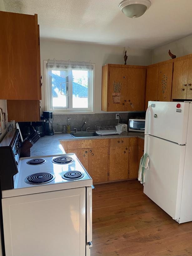 21041 Fairfield Bright One Bedroom apartment close to Cook St