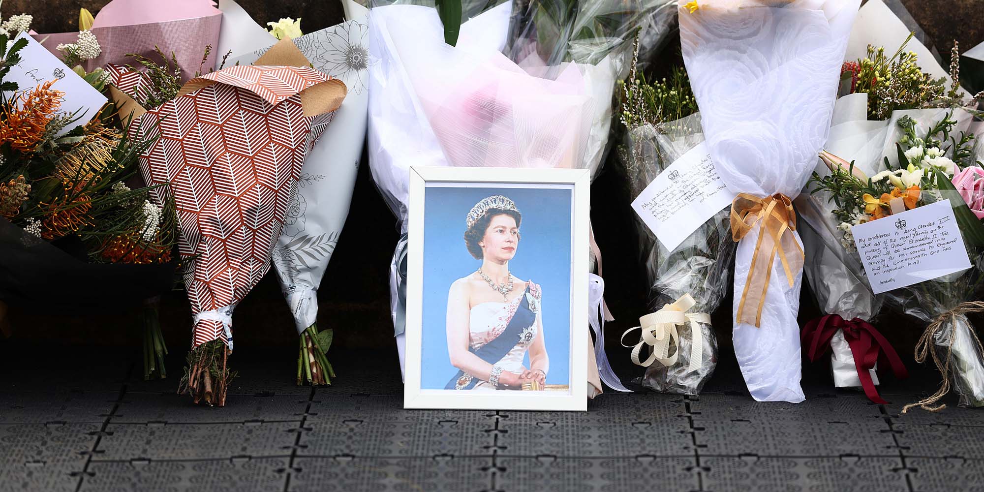 China Pays Tribute to Queen Elizabeth II