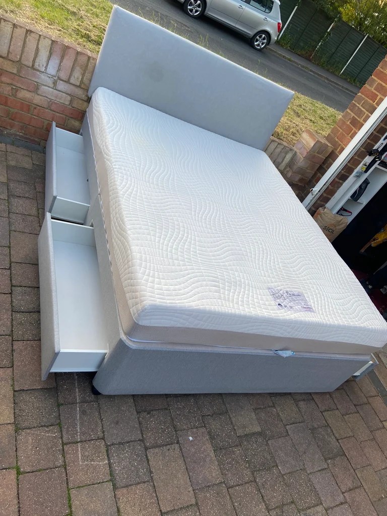 King size divan bed with 4 drawers/headboard and foam mattress in