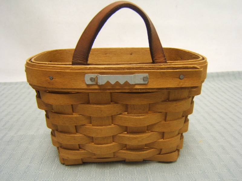 Longaberger 1993 Oblong Basket w/ Leather Handle & Tieon 4" tall VGC