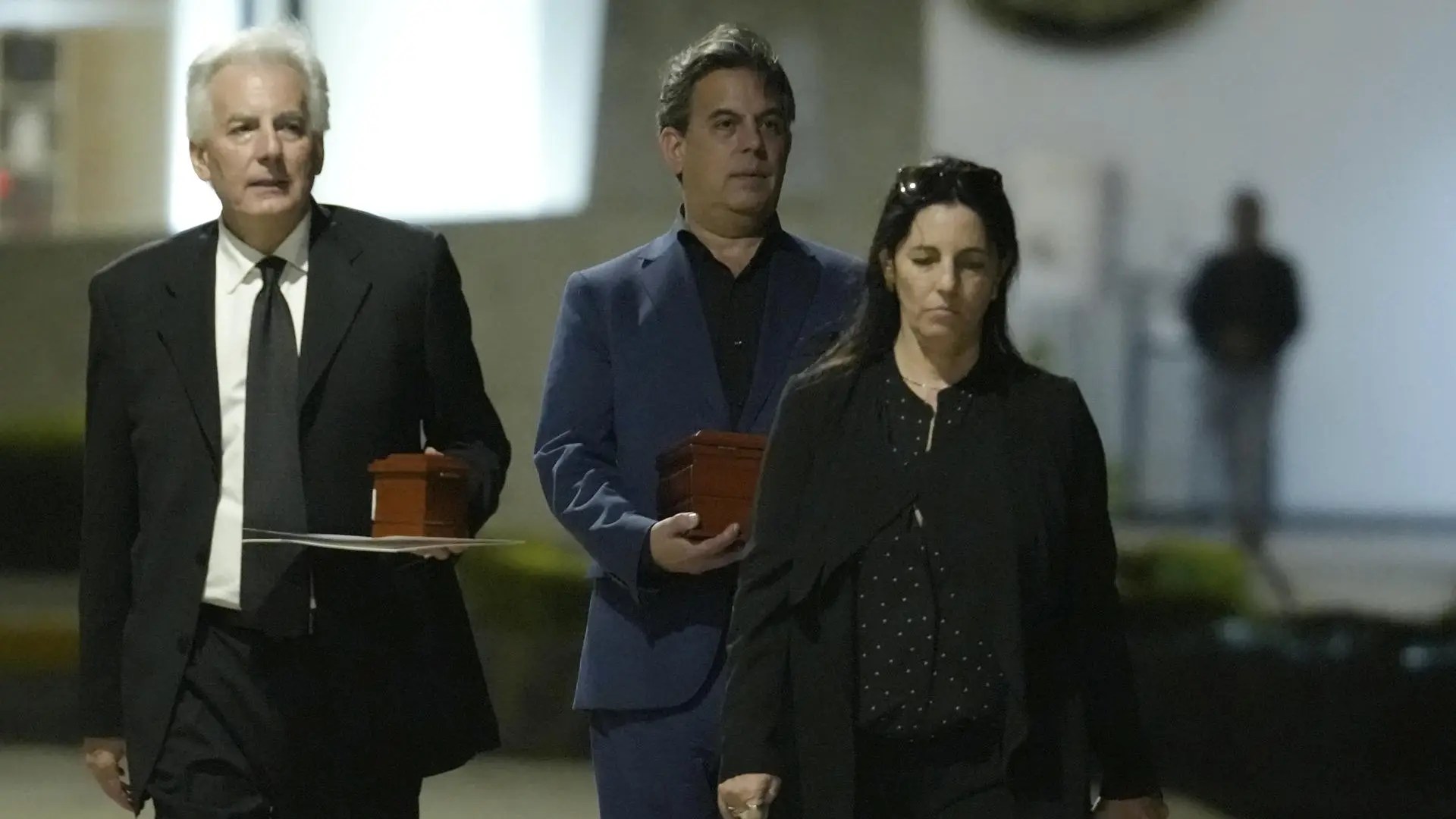 Los restos de Mario Vargas Llosa son cremados y entregados a sus tres hijos(03)