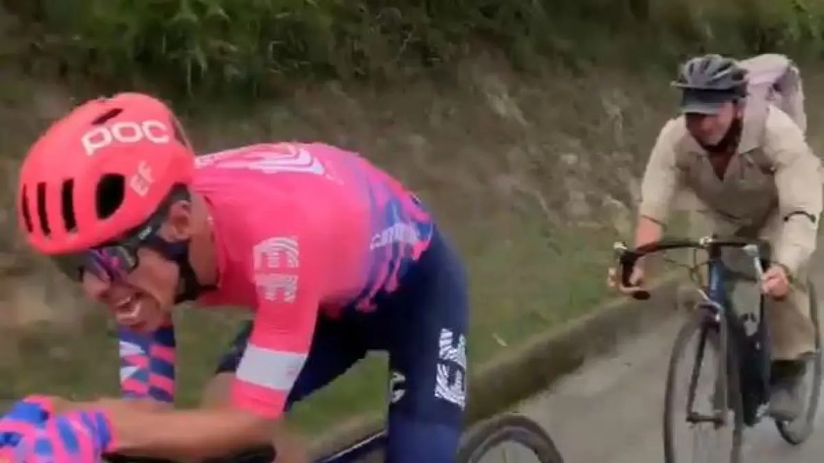 Colombian professional road racing cyclist. Rigoberto Uran Sorprendido Por Un Campesino Que Consigue Aguantarle El Ritmo Mientras Iba A 45 Km H