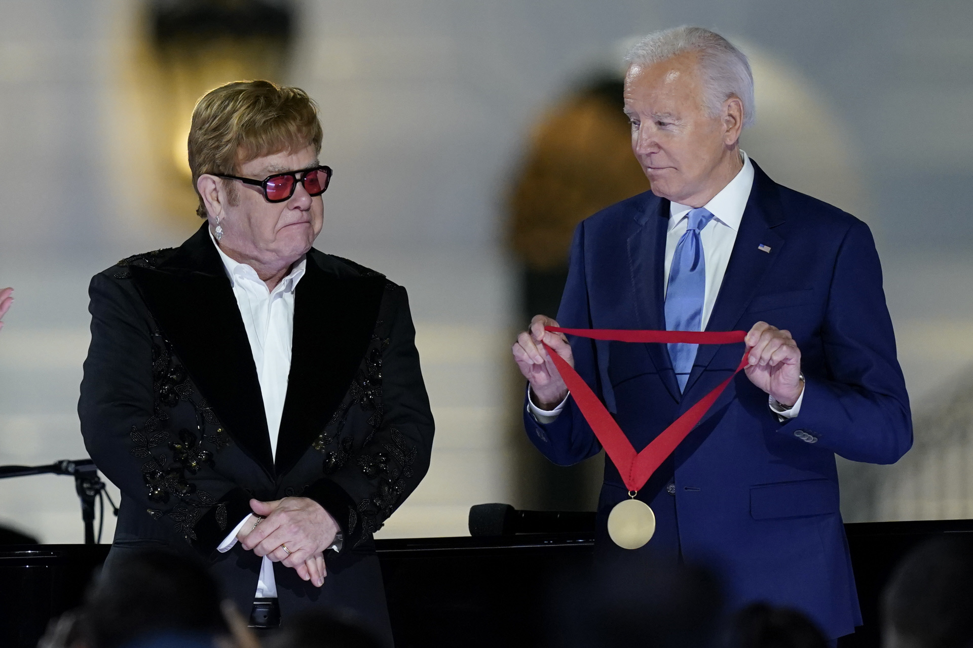Elton John actuó en la Casa Blanca en un evento donde se equiparó a