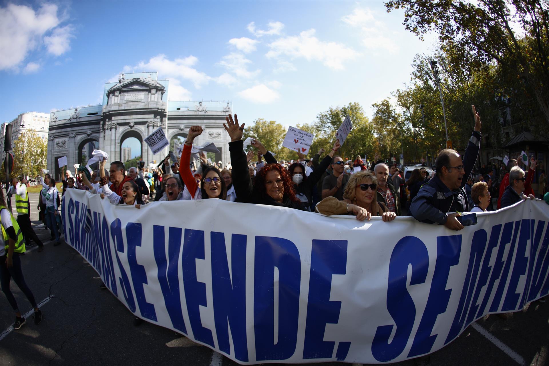 La marcha por la sanidad pública reúne a miles de manifestantes en Madrid