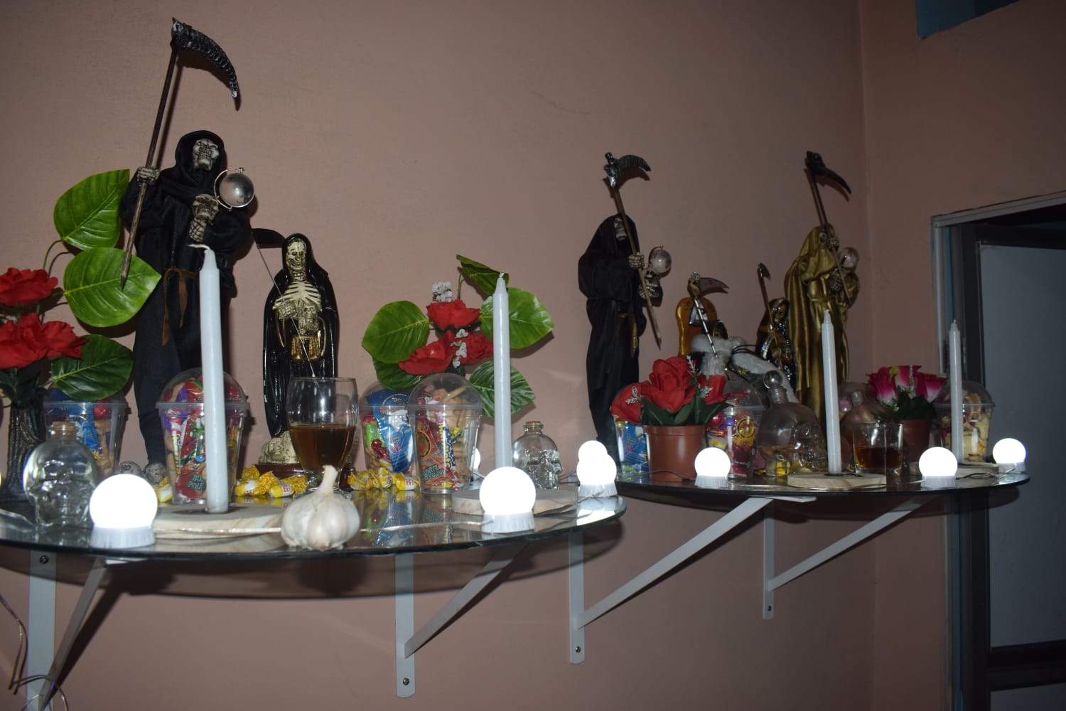 En Quevedo, las estatuillas de la Santa Muerte se venden