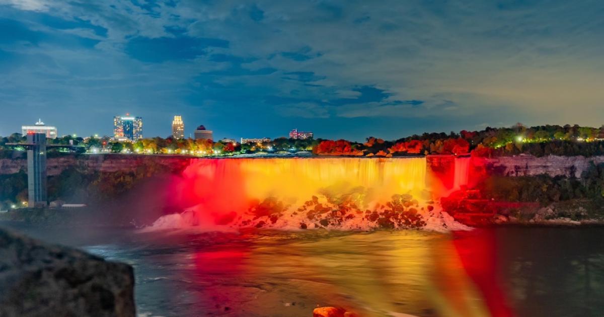 Las cataratas del Niágara celebran el día de la Hispanidad con los