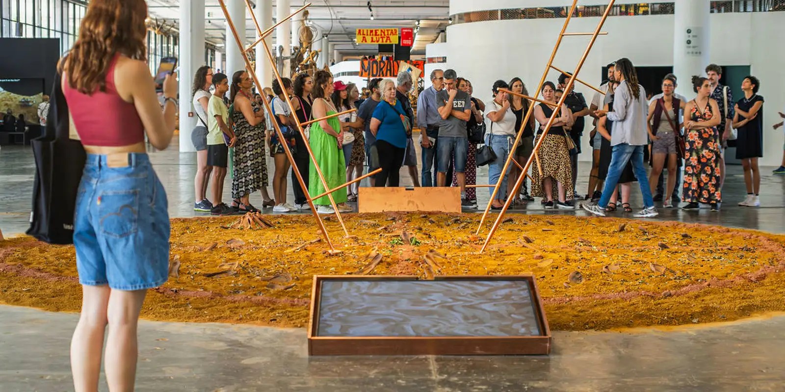 Bienal de SP: fotógrafa palestina expõe memória de mortos em conflito