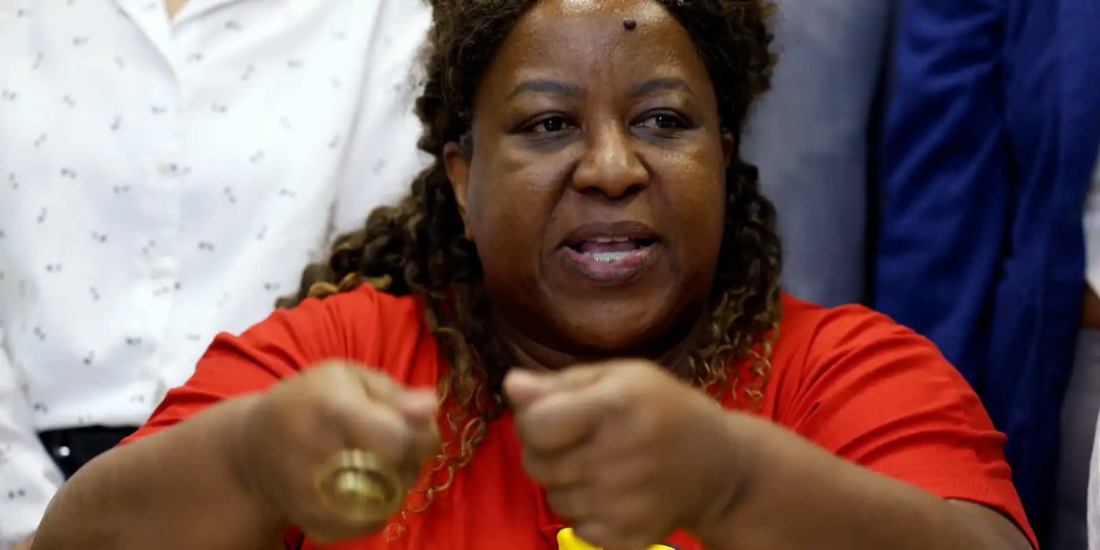 Ministra promete perícia independente após reunião com famílias no Rio