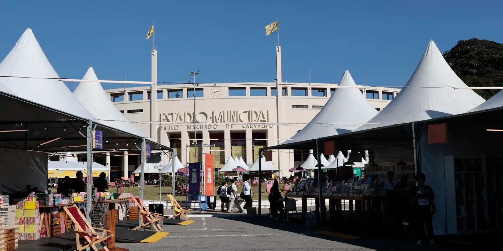 Feriado em SP tem programação gratuita em feira do livro no Pacaembu