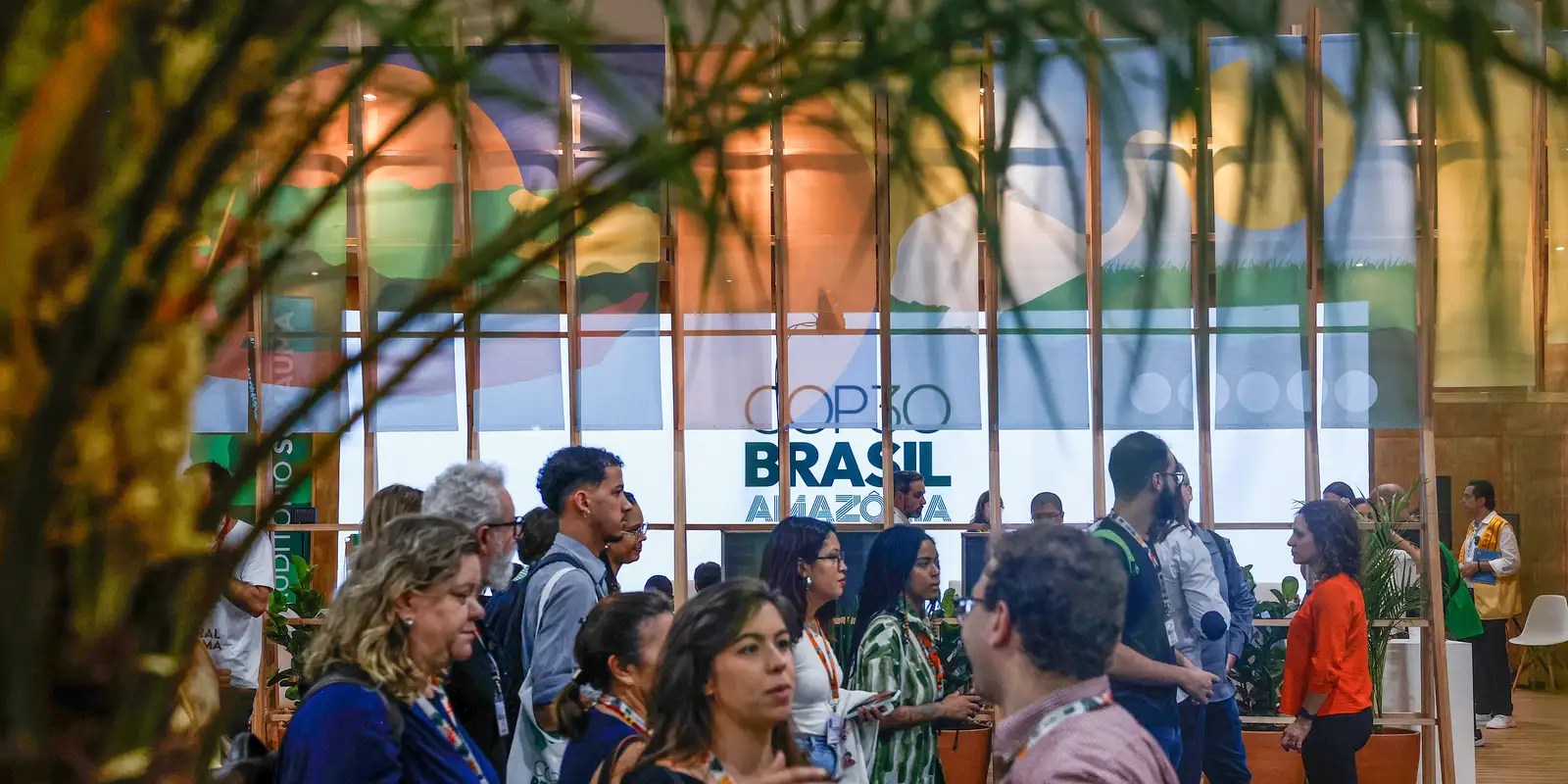 Ativistas protestam por transição justa e financiamento climático