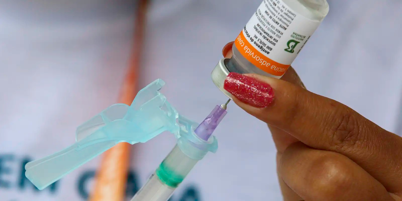 Especialistas sugerem vacinação nas escolas para aumentar adesão