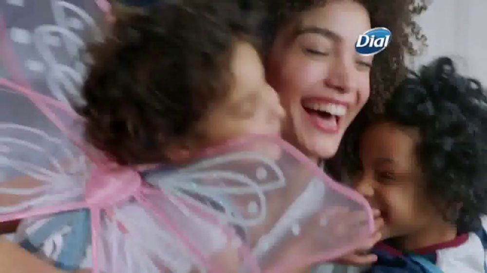Dial Silk Moisture Body Wash TV Spot, 'Siempre lista' iSpot.tv