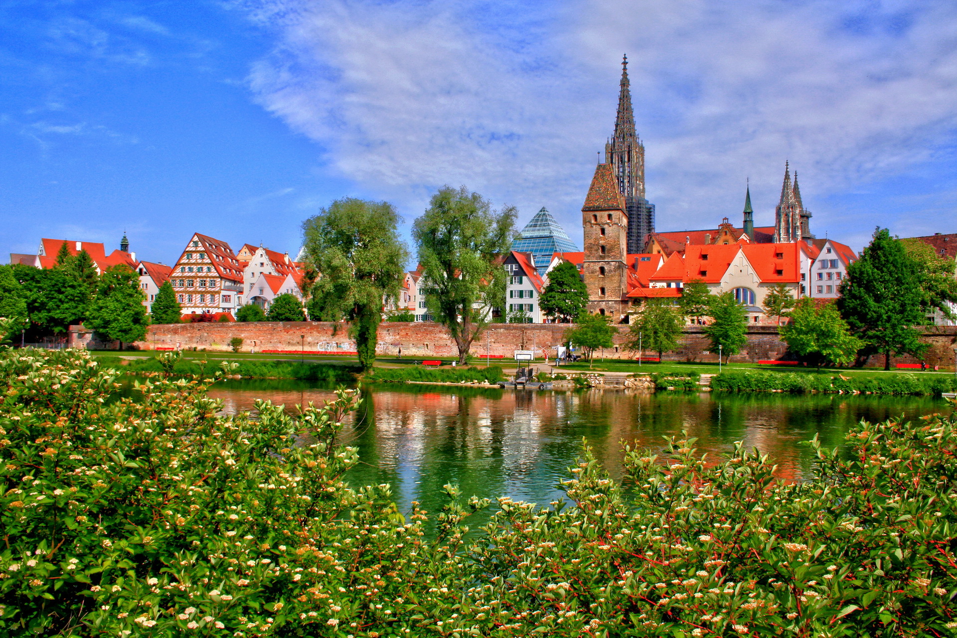 German City by the Lake HD Wallpaper Background Image
