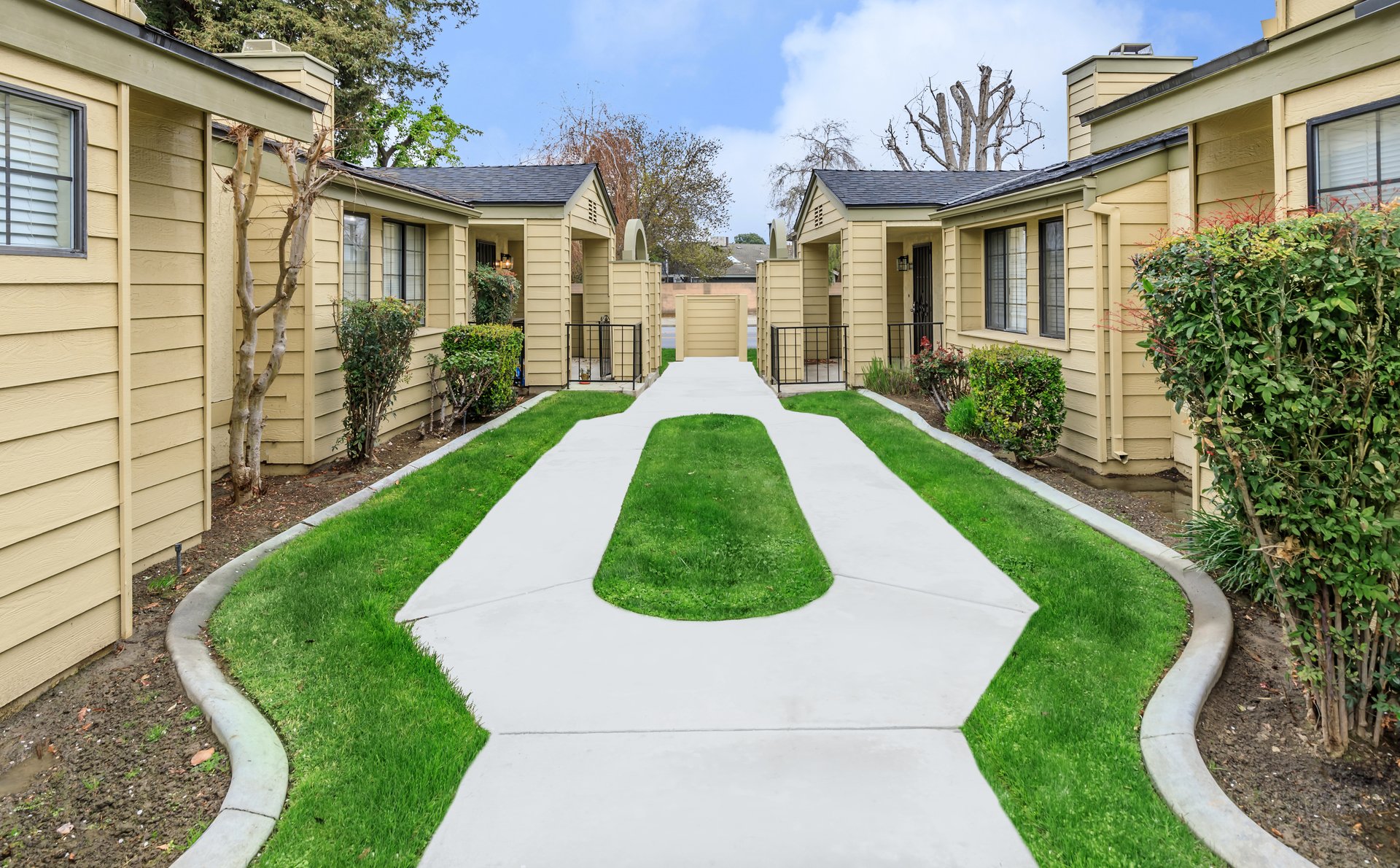 Laurelwood Gardens & West Villas Apartment Living in Bakersfield, CA