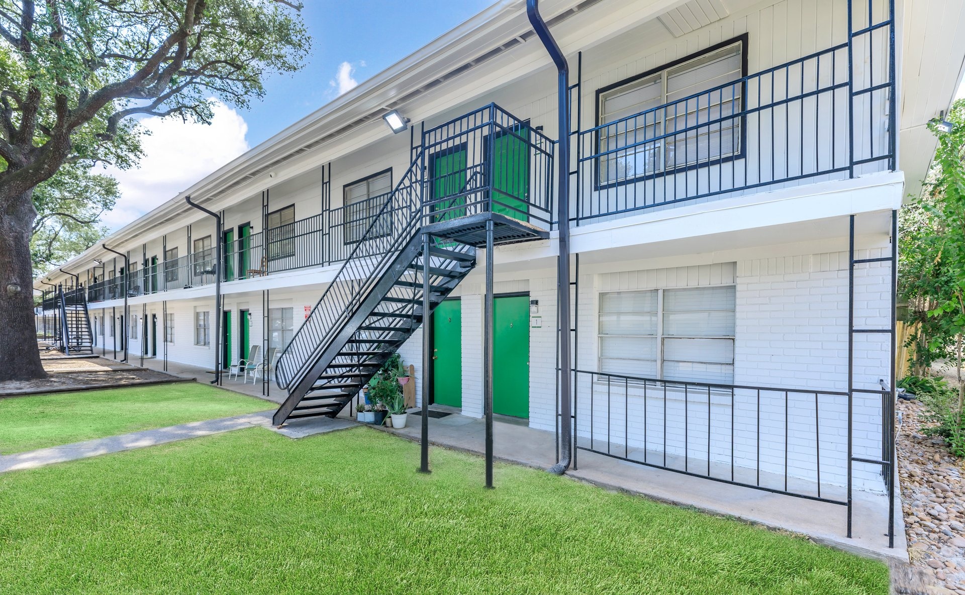The Court at Oak Forest Apartment Living in Houston, TX