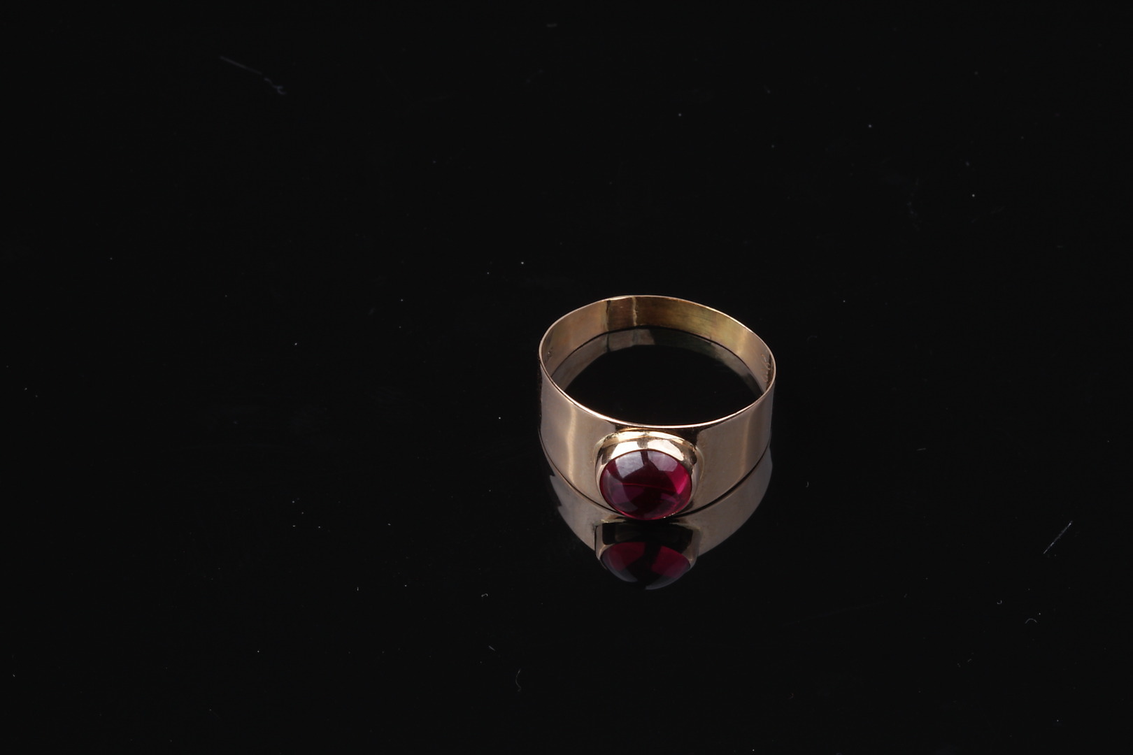 Bilder för 218943. RING, med röd sten, 18k guld, Hedbergs Guld