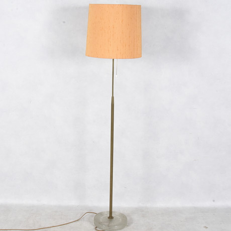 golvlampa glasfot Golvlampa, Mässing Med Glasfot, 1900-Talets Andra Hälft. Belysning & Lampor - Golvlampor - Auctionet