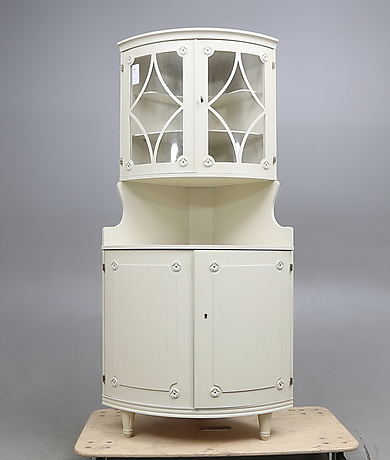 vitrinskåp hörnskåp Hörnskåp Med Vitrin, Gustaviansk Stil, 1900-Tal. Möbler - Skåp & Hyllor - Auctionet