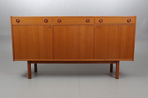 skänk teak Skänk, Teak, 1950-60-Tal, Sverige. Möbler - Skåp & Hyllor - Auctionet