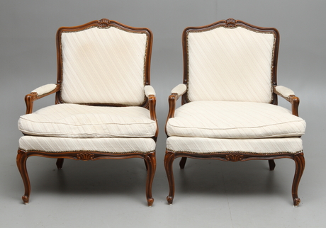karmfåtöljer Karmfåtöljer, Ett Par, Med Fotpall, Rokokostil, 1900-Tal. Möbler - Fåtöljer & Stolar - Auctionet