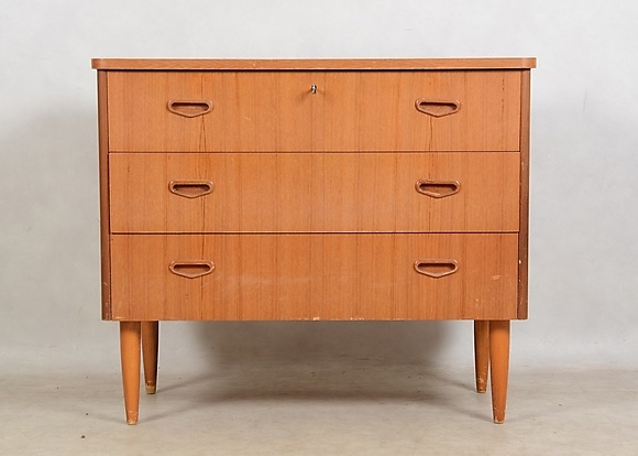 byrå teak Byrå, 3-Lådig, Teak, 1950/60-Tal. Möbler - Byråar - Auctionet