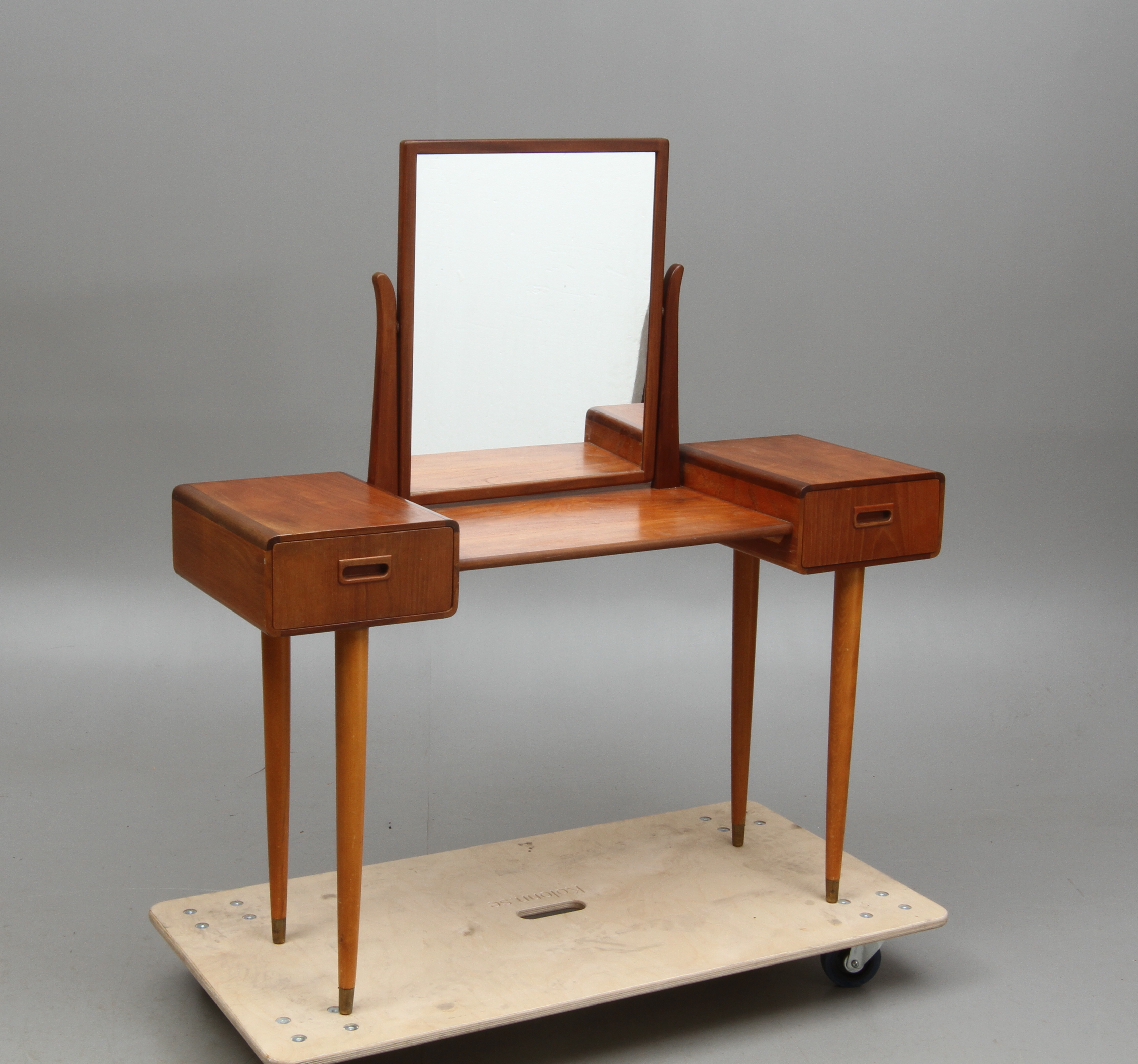 Gammalt Sminkbord Med Spegel Bilder för 106430. SMINKBORD, med spegel, 1950/60tal.