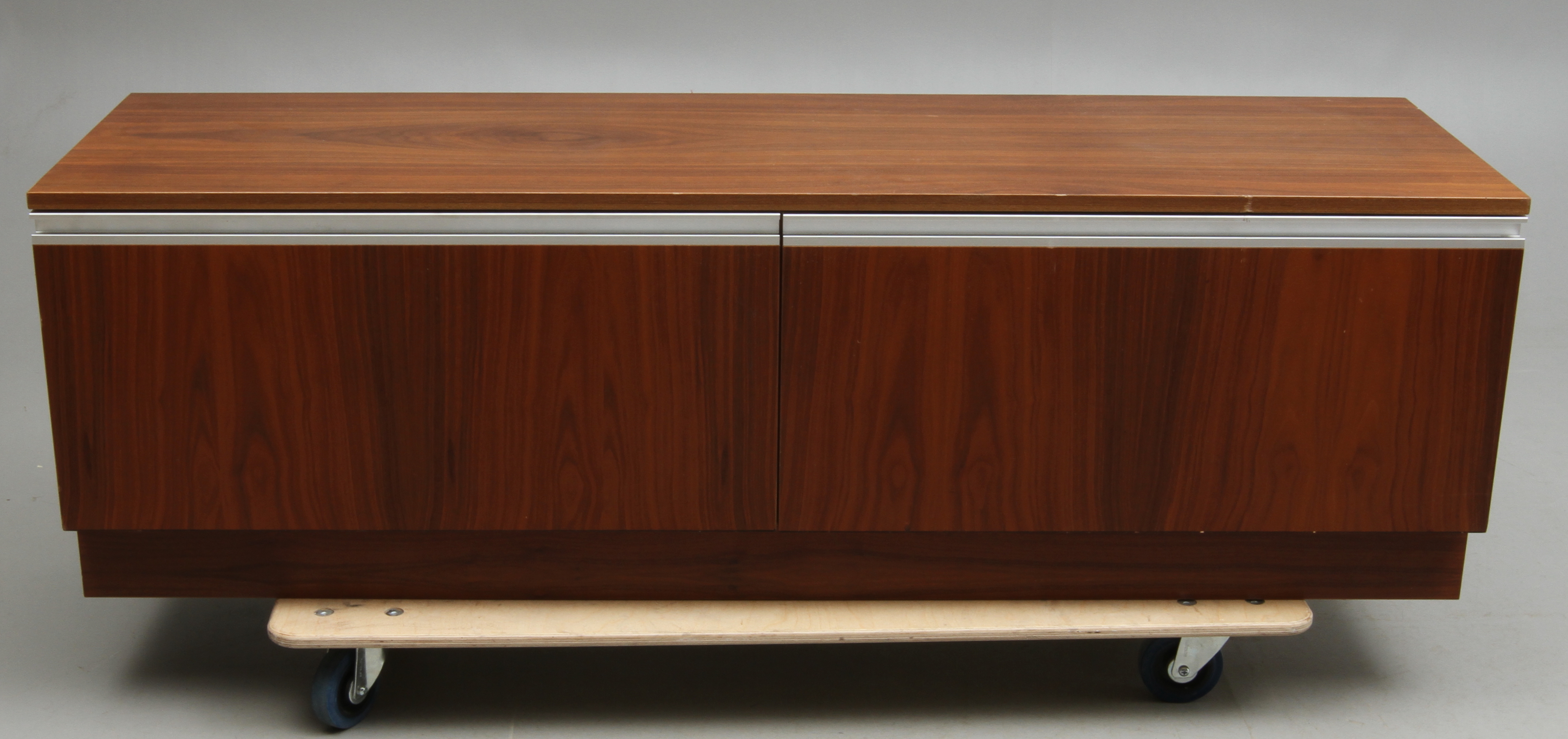 Jysk Stereobänk Bilder för 111809. SIDEBOARD/STEREOBÄNK, 1970/80tal.