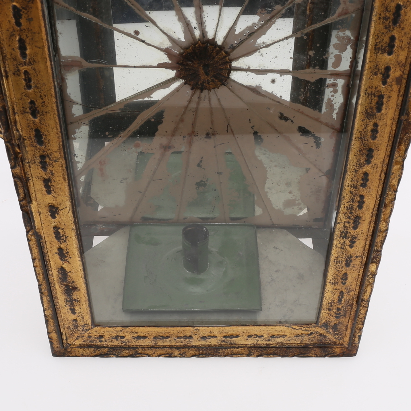 Ljuslykta Spegelglas Bilder för 1184800. LJUSLYKTA, bemålad plåt och spegelglas.