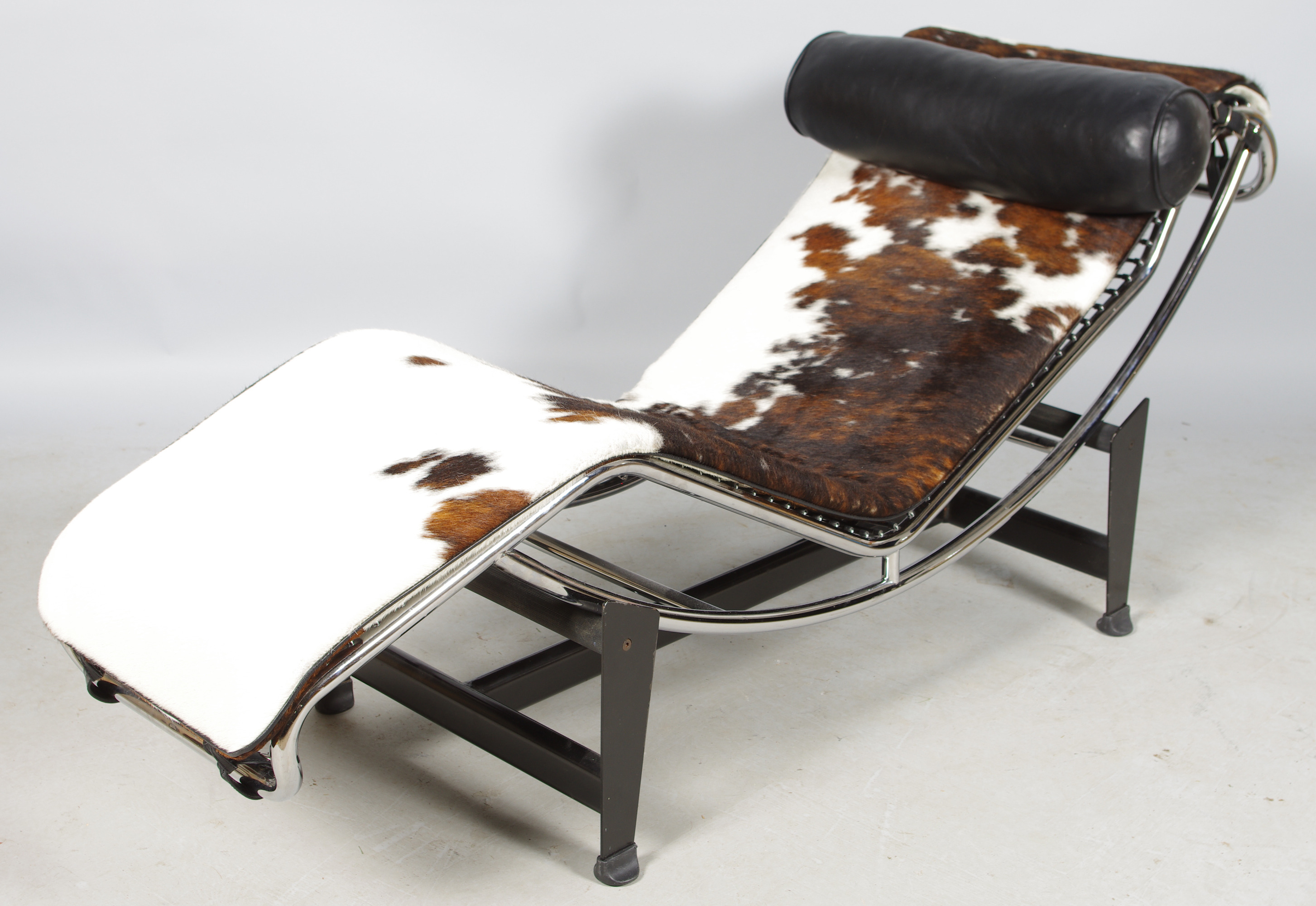 Lc4 Liggfåtölj Bilder för 122417. LIGGFÅTÖLJ/VILSTOL, efter Le Corbusier LC4.