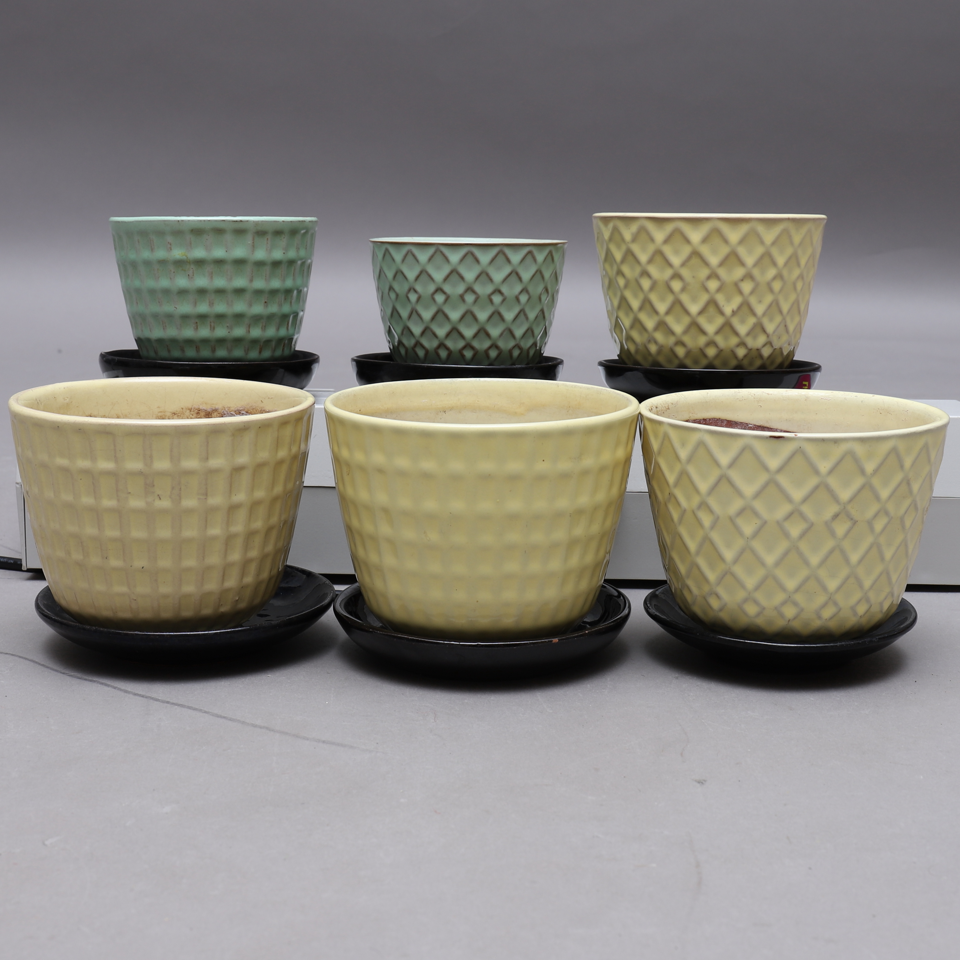 upsala ekeby kruka Krukor Med Fat, 6 St, Bl.a "Gunilla" & "Ann", Upsala-Ekeby, 1900-Talets Mitt. Keramik & Porslin - Europeiskt - Auctionet